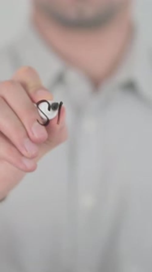 Wirtschaft studieren, mit der Hand auf dem Bildschirm schreiben, vertikales Video