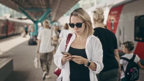 Alltag einer Stadtbewohnerin Eine Frau auf dem Bahnsteig wartet auf ihren Zug Die