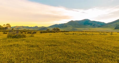 Bergwiese, Zeitraffer im Sommer oder Herbst, Sonnenaufgang, Wilde Natur und ländliche Feldwolken