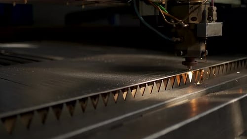 Industrielle CNC-Laserschneidmaschine schneidet Blech