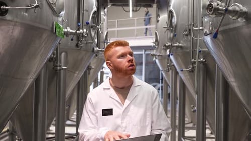 Brauereitechnologe inspiziert Bierfermentationstanks
