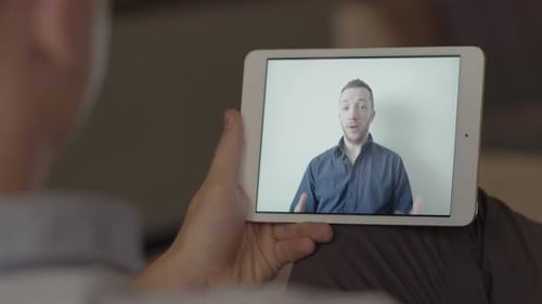 Personnes ayant une visioconférence parlant ensemble sur l'écran d'une tablette mobile