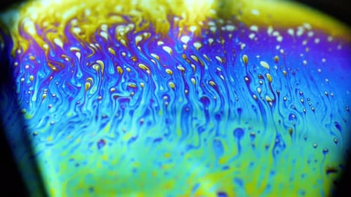 Stabile 4K-Aufnahmen von Seifenballons, die die Farben der Makrowelt aus einer Mikroskopperspektive zeigen
