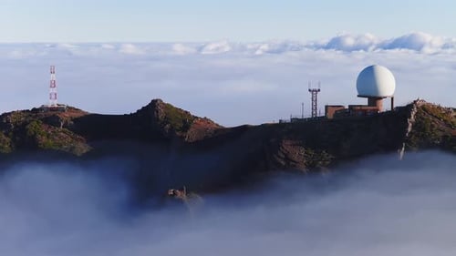 Panorámica aérea sobre el Pico do Arieiro, Radome y los acantilados de Madeira