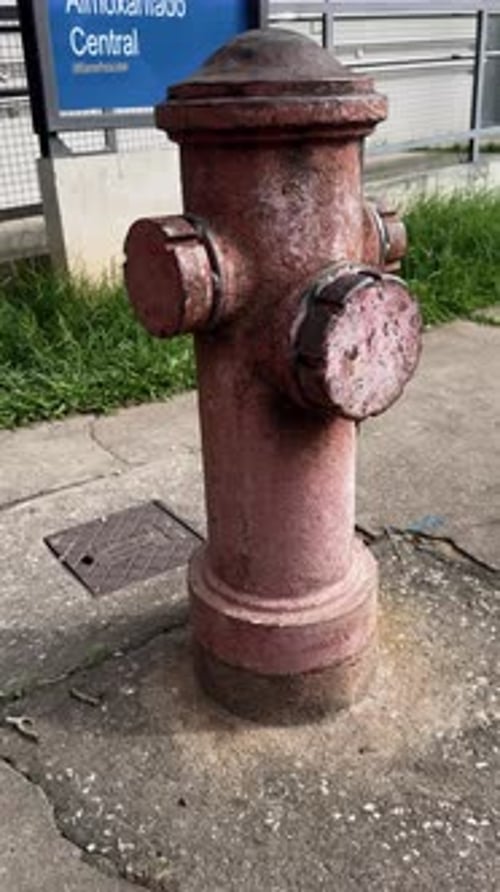 Nahaufnahme eines alten, rostigen Hydranten in 4K