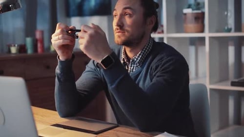 Un professionnel concentré et dévoué qui travaille à l'intérieur tout en portant des lunettes pour être productif