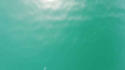 Abstrakter Luftbild, Meer, Sommer, Meer, Sonnenuntergang, Natur, Hintergrund, Kleine Wellen auf der Wasseroberfläche in Bewegung