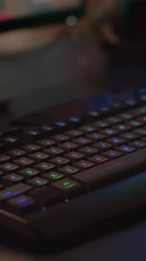 Vertikale Video-Nahaufnahme einer professionellen Tastatur mit RGB-Beleuchtung