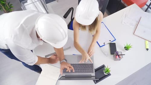 Ingenieure zeichnen Projekte, Architektur, Zeichnungen mit einem Lineal.