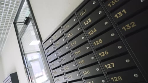 Armoire à boîtes aux lettres avec compartiments individuels pour les résidents