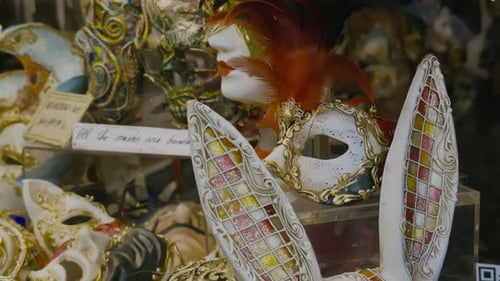 Aufwendige venezianische Masken mit farbenfrohen Details