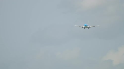 Avión de pasajeros vuela en descenso