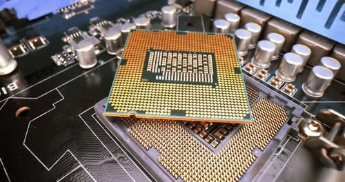 Plan rapproché de la puce CPU du processeur central de l'ordinateur. Concept de technologie informatique moderne.