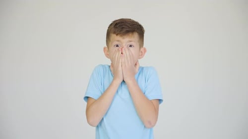 Netter Junge fühlt sich fassungslos und erstaunt