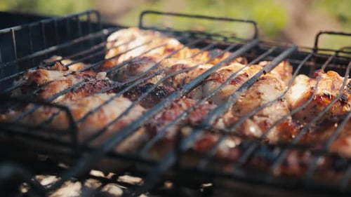Faire rôtir de la viande fraîche et juteuse au feu de charbon brûlant dans un panier à barbecue