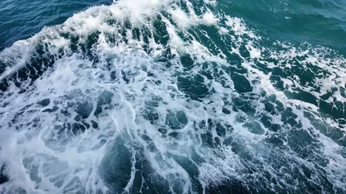 Wasser, Ozean, Meeresschaum, Schaum, weiß, gemischt mit Sauerstoffblasen, dunkle, smaragdgrüne Farbe