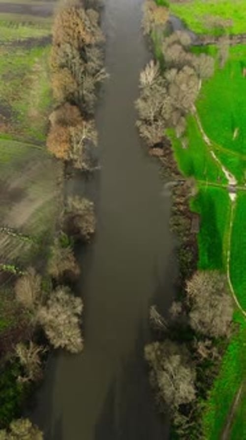 Vidéo verticale montrant les inondations et les dégâts d'eau dans les champs