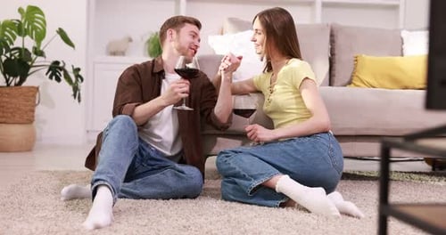 Paar genießt Rotwein bei einem romantischen Date zu Hause