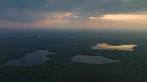 Hyperlapse aéreo sobre tres lagos al atardecer