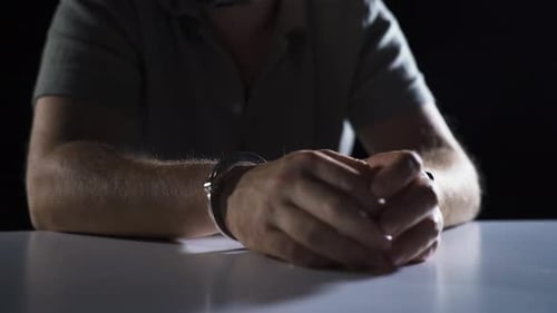 Declaração de criminoso algemado.