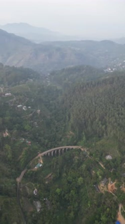 Vue aérienne du pont à neuf arches de Demodara, Ella, Sri Lanka