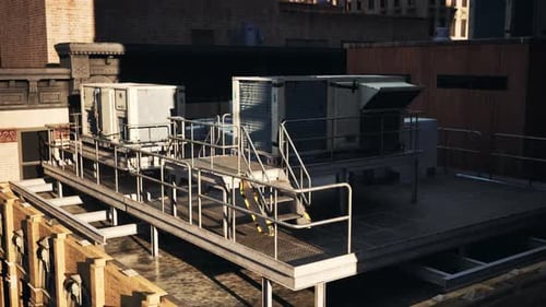 Un aire acondicionado en la azotea que se encuentra en la parte superior de un edificio