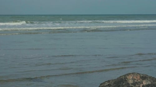 Natur-Hintergrund - Meer. Atlantikküste mit rauen Wellen auf blauem Meer. Küste und Meerwasser