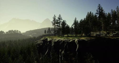 Vista deslumbrante do penhasco com vista para a exuberante paisagem florestal e montanhas distantes