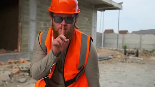 Trabalhador da construção civil dançando, sorrindo confiante, mata o tempo, se droga, gira no canteiro de obras