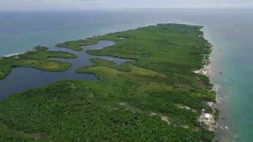 Foto aérea da ilha colombiana com floresta tropical e água azul.