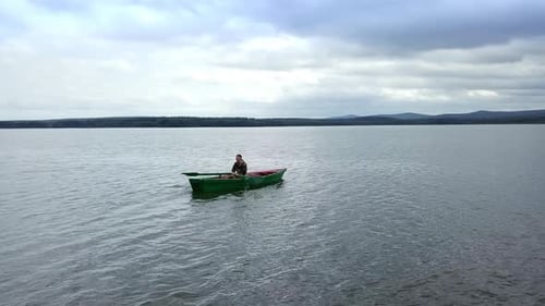 Disfrute de la tranquila actividad de andar en kayak en un lago sereno rodeado de la tranquilidad de la naturaleza