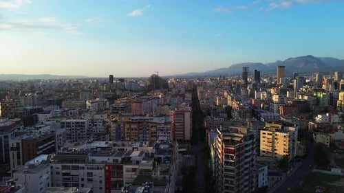 Tirana, la capital de Albania, Zumbido aéreo, edificios residenciales, vista despejada del horizonte