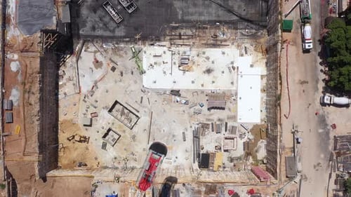 Mega-Baustelle mit laufenden Arbeiten, Luftaufnahme von oben nach unten.