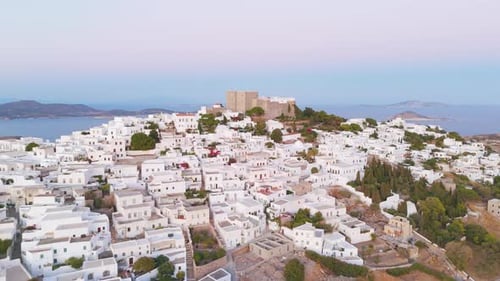 Vue aérienne d'un village insulaire grec historique au lever du soleil