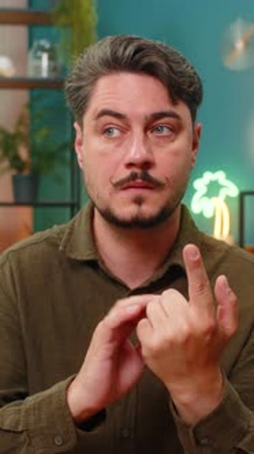 Mann mittleren Alters zählt Finger beim Denken, Planen von Aufgaben, grübelt über wichtige Lebensentscheidungen nach, durchdachter Fokus