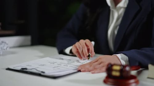 El abogado se siente estresado y luego rasga, arruga y tira el papel y el martillo.