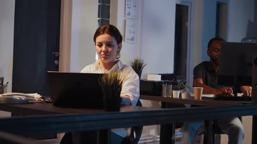 Bericht über das lächelnde Planungsnetzwerk für Softwareentwickler auf dem Laptop