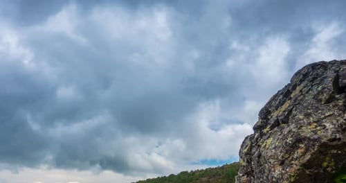 Bergsee im Zeitraffer im Sommer oder Herbst Wilde Natur und ländliches Feld, Wolken, Bewegung