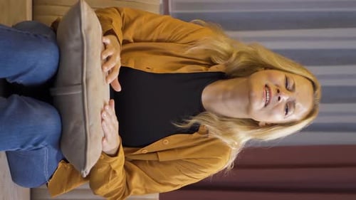 Vertikales Video von einer Frau, die sich selbst einen Nervenzusammenbruch erleidet.