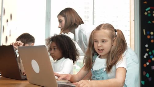 L'élève utilise le code d'un ordinateur portable pendant que l'enseignant explique le programme. Érudition
.