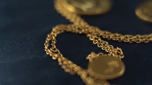 detailgetreue Aufnahme von Gold, arabischen Schätzen, antike Münzen mit Kette, um 360 Grad drehbarer Standfuß, Schmuck glühen, professionell