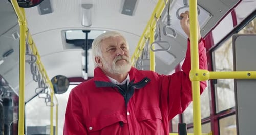 Pasajero de pie en el pasaje del autobús