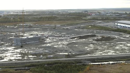 Vista aérea del sitio de construcción en funcionamiento Vídeos de archivo Gran sitio de construcción que incluye varios