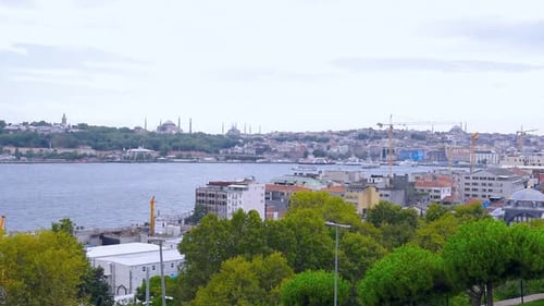 Zeitlupe: Sommerlandschaftsblick auf die Stadt Istanbul, den Bosporus und die europäische Seite in Istanbul, Türkei.25 Ju