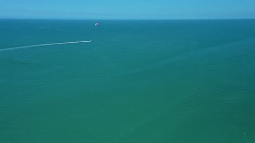 Parasailing-Boot, das Parasailing über ruhigem Meer abschleppt