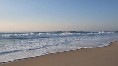 Blick auf hohe Wellen auf die leere Atlantikküste