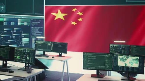 Salle de piratage gouvernementale vide avec drapeau chinois sur grand écran