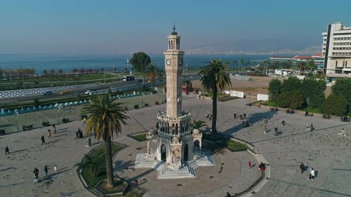 Blick von der Drohne auf den Glockenturm von Izmir Konak
