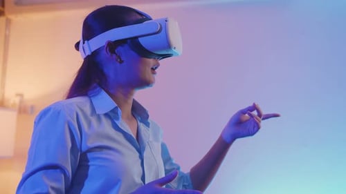 Geschäftsfrau trifft sich mit Kollegen, die Virtual-Reality-Brillen für Präsentationen von zu Hause aus verwenden.