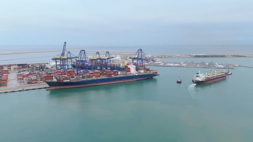 Industrieller Seehafen mit Frachtterminals und Containerschiffen
